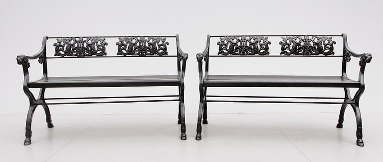 PARKSOFFOR, 1 par, gjutjärn, efter Karl Friedrich Schinkel, samtida.