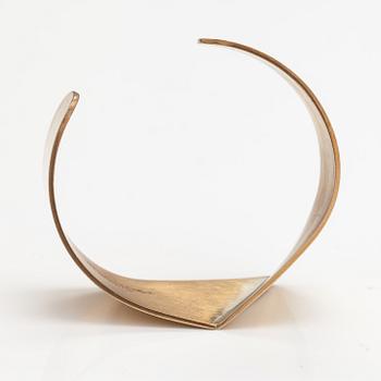Pekka Piekäinen, Rannekoru, kullattua sterlinghopeaa. Platinoro, Turku 2009.