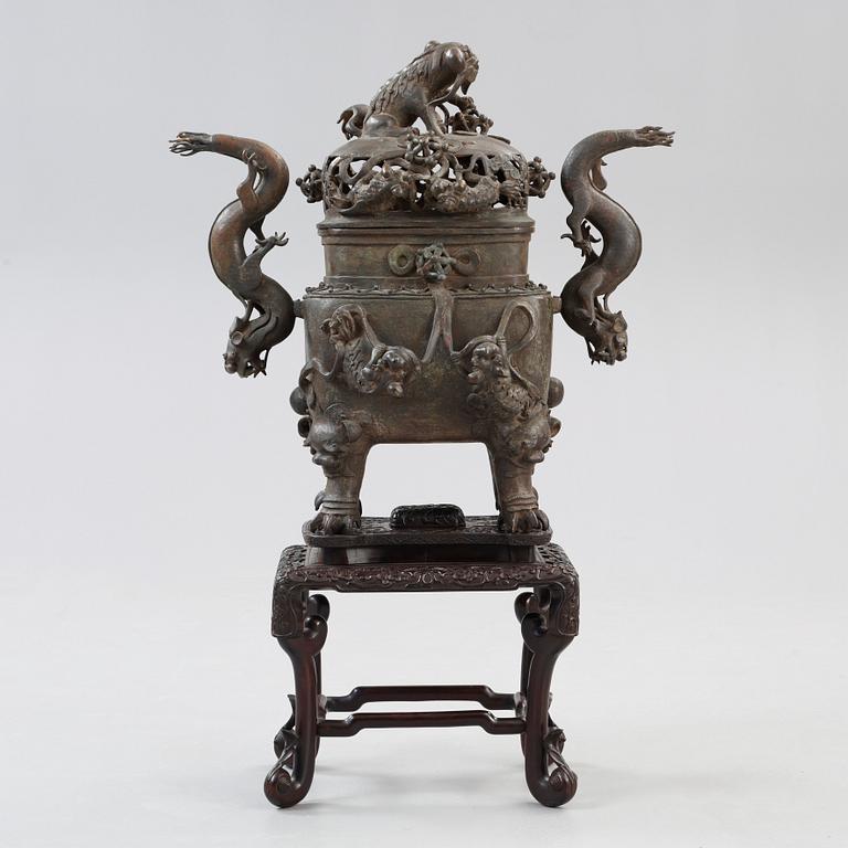 A bronz censer with Zitan stand, Qing dynasty, presumably 19th century. With character mark.