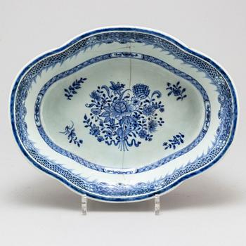 A blue and white export porcelain serving dish, Qing dynasty, Qianlong (1736-95).