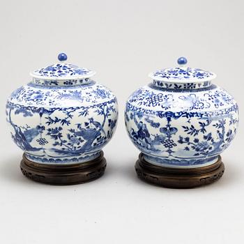 A pair of blue and white jars with covers, Qing dynasty, Guangxu (1875-1908).