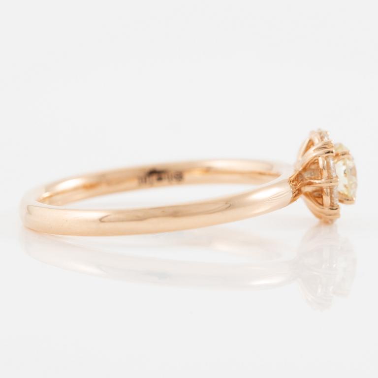 Ring in 18K gold set with brilliant-cut diamonds.