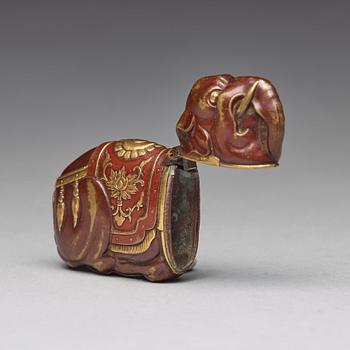 A bronze sculpture/snuffbox in the shape of an elephant, 19th century.