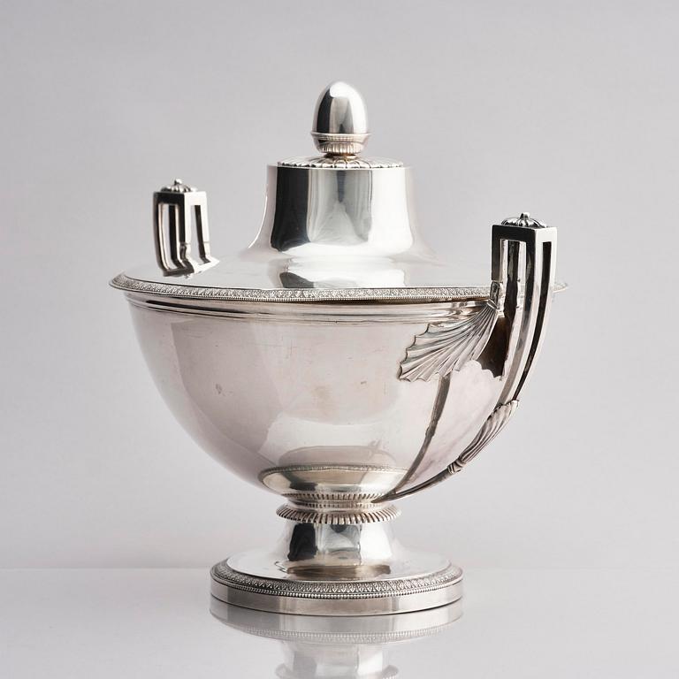 A Swiss silver tureen with lid, mark of Bossard & Sohn, 20th Century.