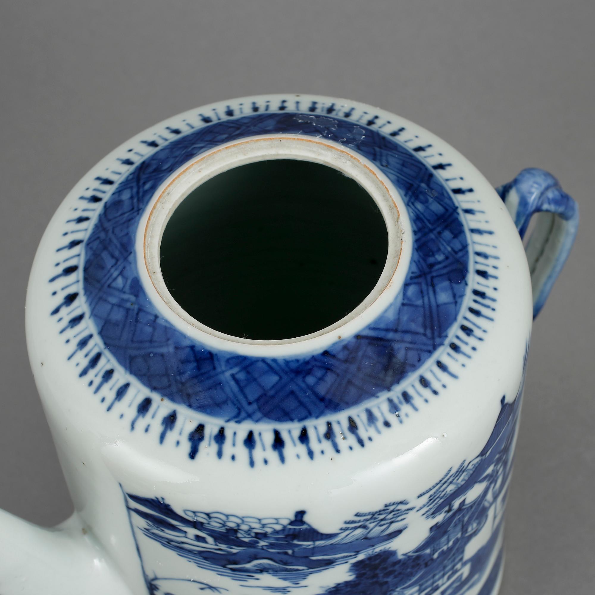 TEKANNA, porslin. Qingdynastin Qianlong 1736-95.