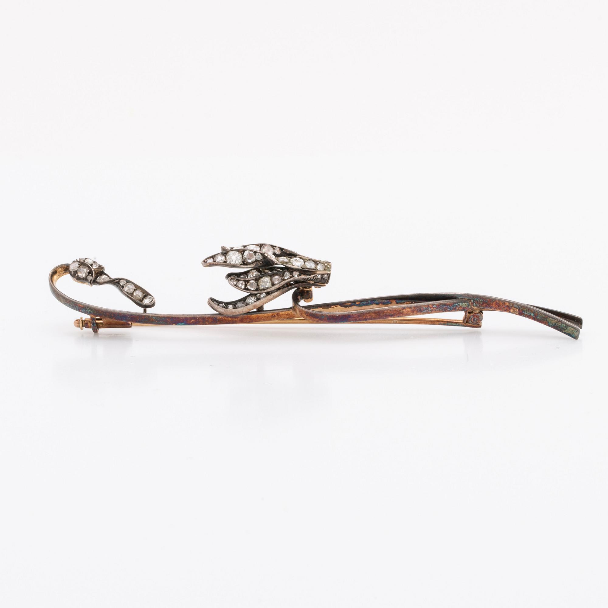 BROOCH 14K gold and silver old-cut diamonds approx 1 ct in total, length approx 10 cm.