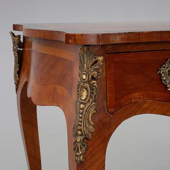 SKRIVBORD, Rokokostil, 1900-talets första hälft.