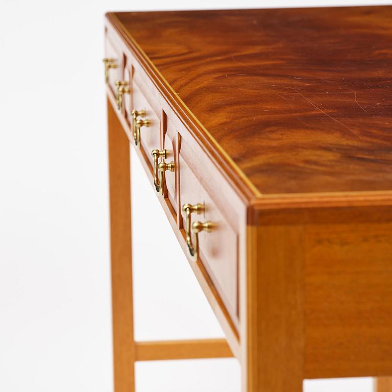 Josef Frank, sideboard, modell 821, Firma Svenskt Tenn, efter 1985.