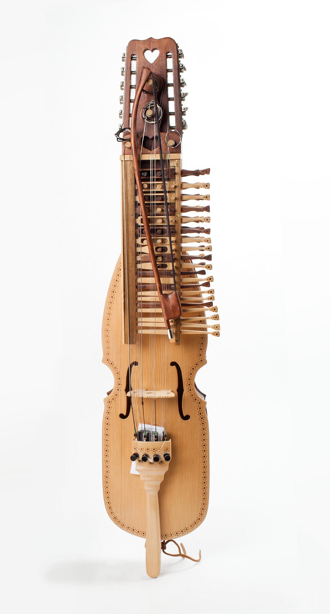 NYCKELHARPA MED STRÅKE, bär dat 1979.