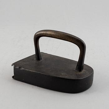 Strykjärn, brons, 1600-tal.
