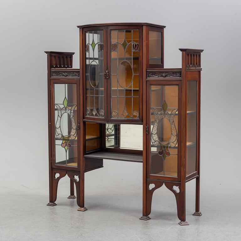 An art noveau vitrine cabinet, early 20th Century.