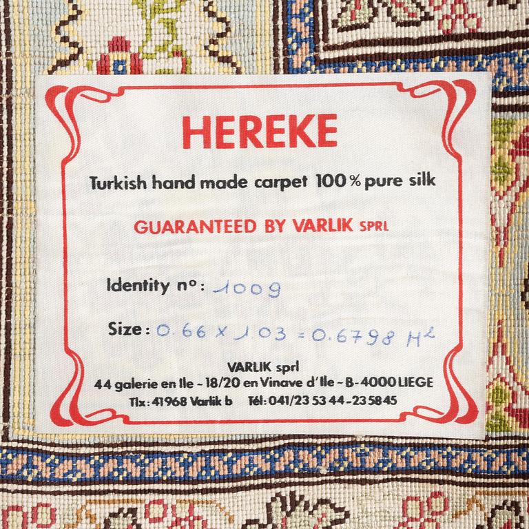 Matta, semiantik/old silke Hereke, Västra Anatolien, ca 103 x 66 cm.