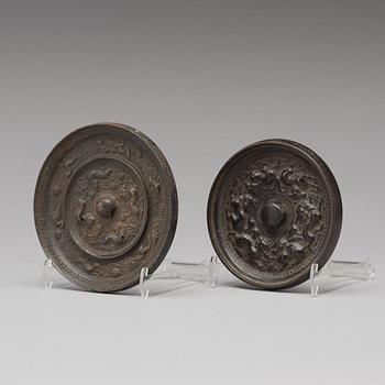 SPEGLAR, två stycken, brons. Tangdynastin (618-907).