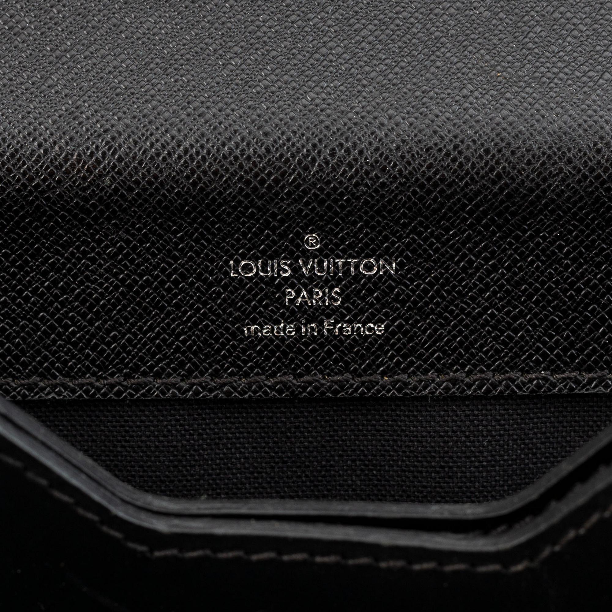 Louis Vuitton, a 'Neo Robusto' briefcase.