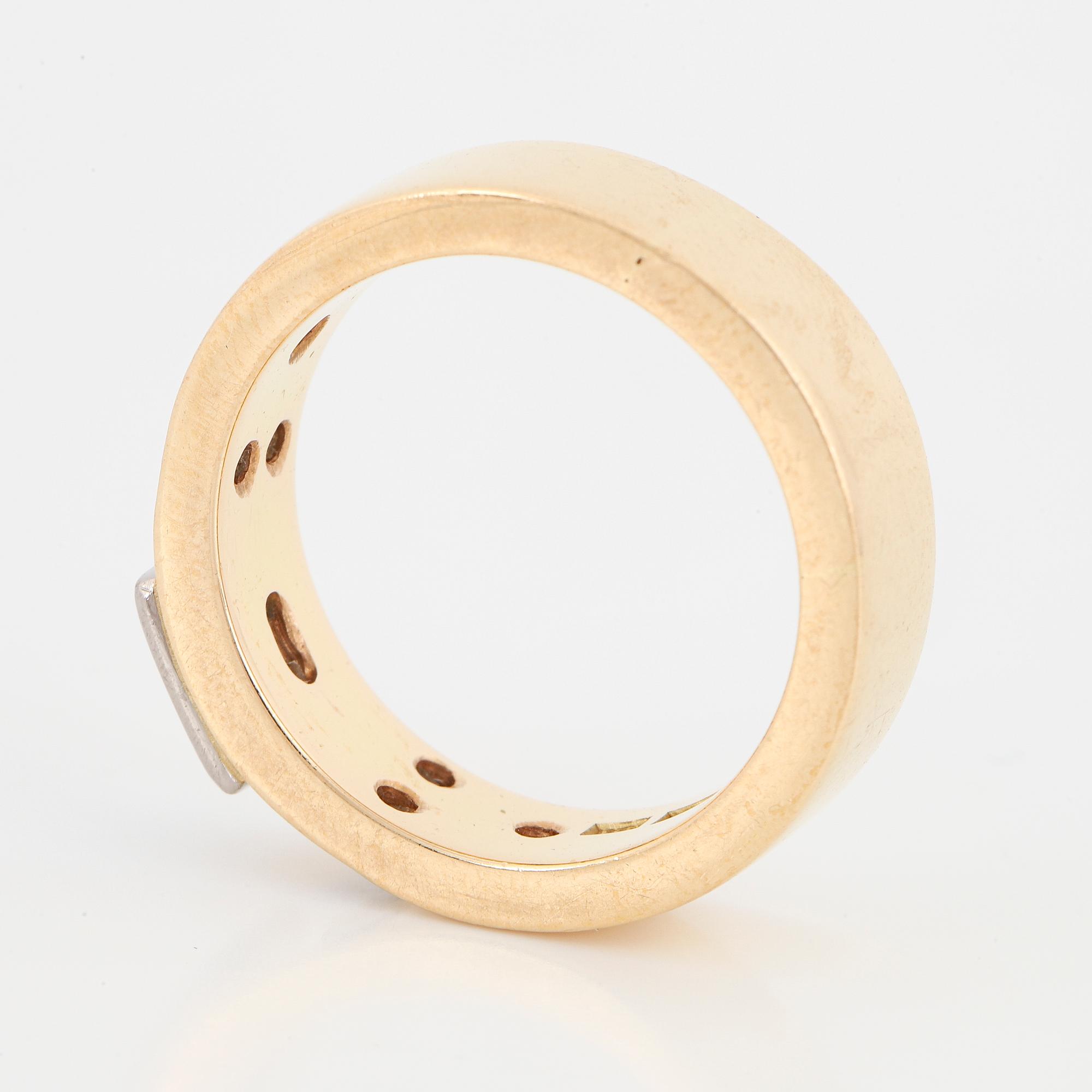 RING, 18K guld med smaragdslipad diamant och mindre briljantslipade diamanter.