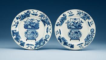 1691. A pair of blue and white dishes, Qing dynasty, Kangxi (1662-1722).