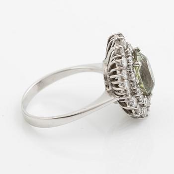 Ring, cocktailring 18K vitguld med ljusgrön turmalin och briljantslipade diamanter.