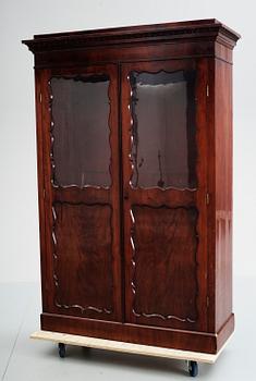 BOKSKÅP, senempire, troligen Ryssland, 1800-talets första hälft.