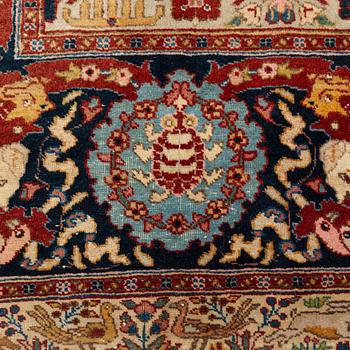 An antique Tabriz carpet, ca 354,5 x 276 cm.