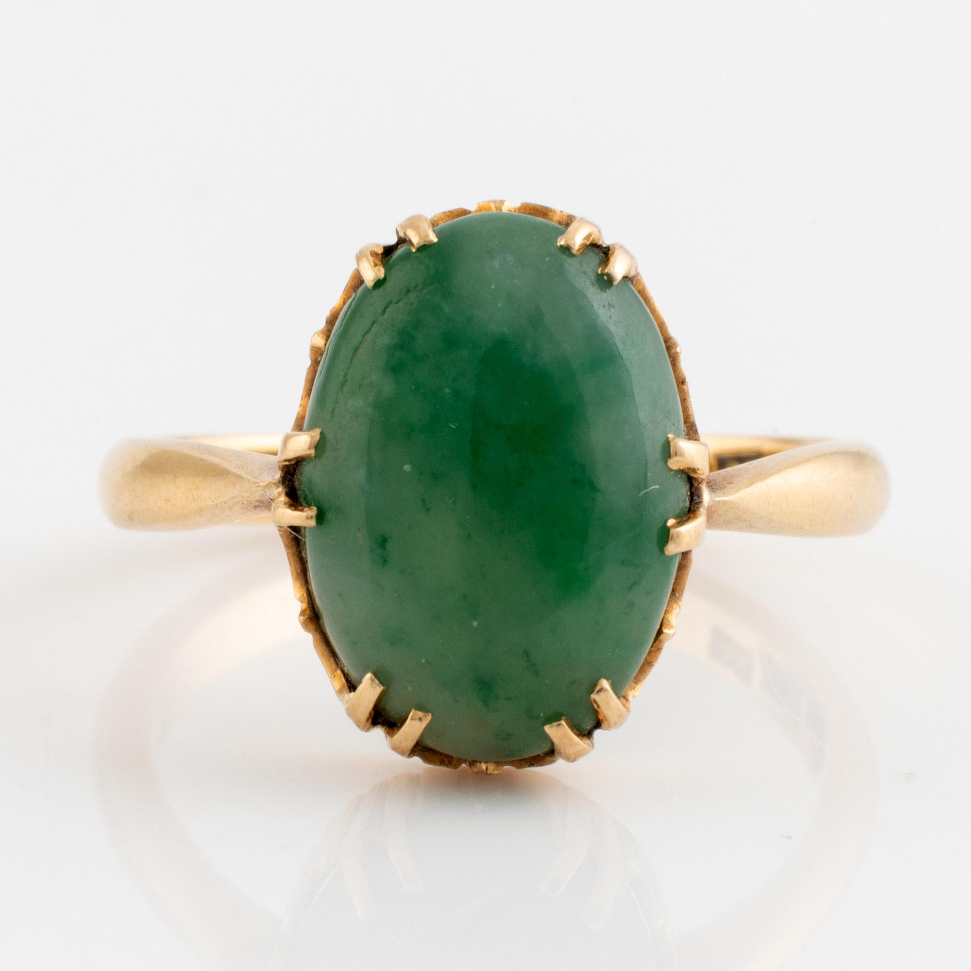 Ring, 18K guld med cabochonslipad grön sten.