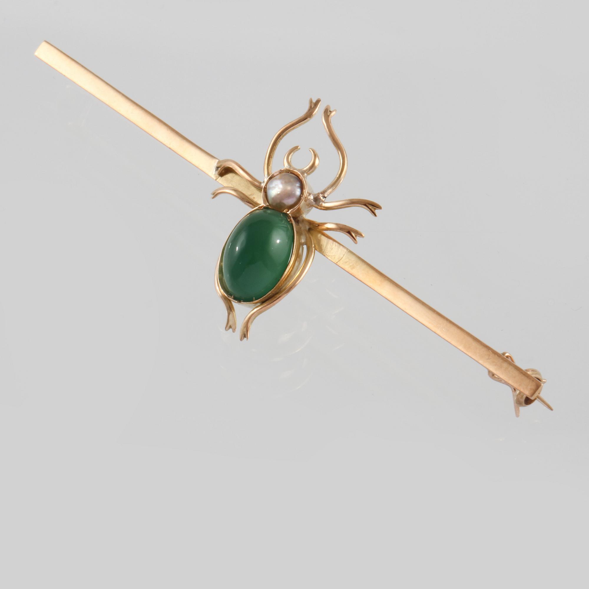 BROSCH, 18K guld med färgad calcedon samt odlad pärla. Vikt 7,3 gram.