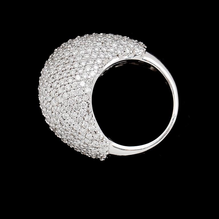 RING, 18 k vitguld, briljantslipade diamanter tot ca 4.29 ct. Total vikt ca 18 g.