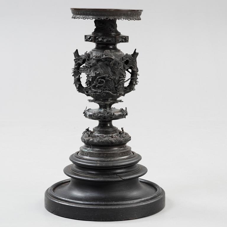 FYRFAT med STÄLL, brons. Japan, Meiji (1868-1912).