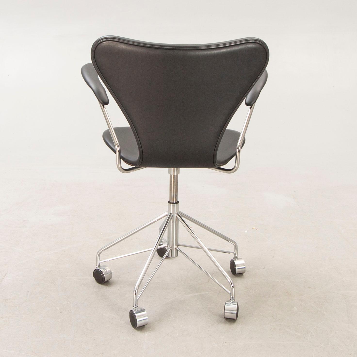 Arne Jacobsen, skrivbordsstol "Sjuan" för Fritz Hansen 2010.