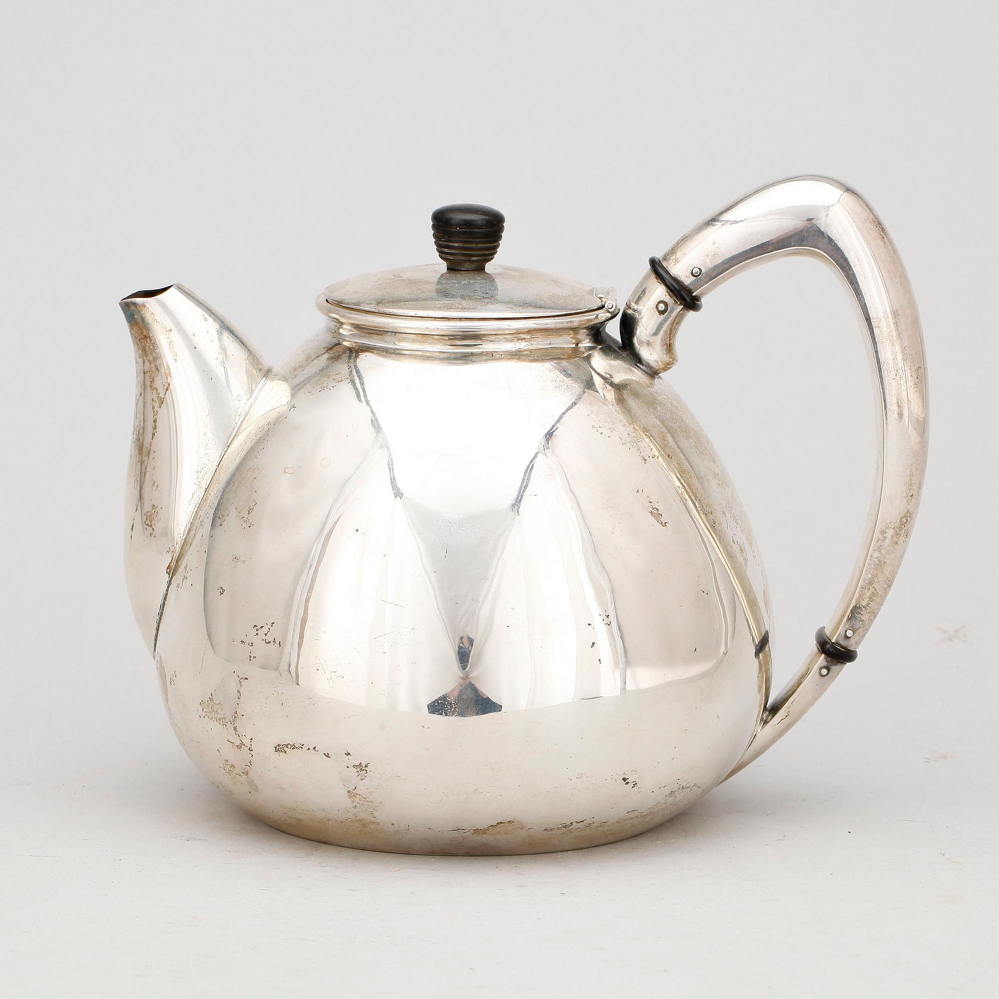 TEKANNA, silver, Michelsen, Stockholm 1949. Vikt ca 570 gram.