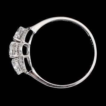 RING, 18K vitguld, diamanter tot ca 0.86 ct. Vikt ca 2 g.