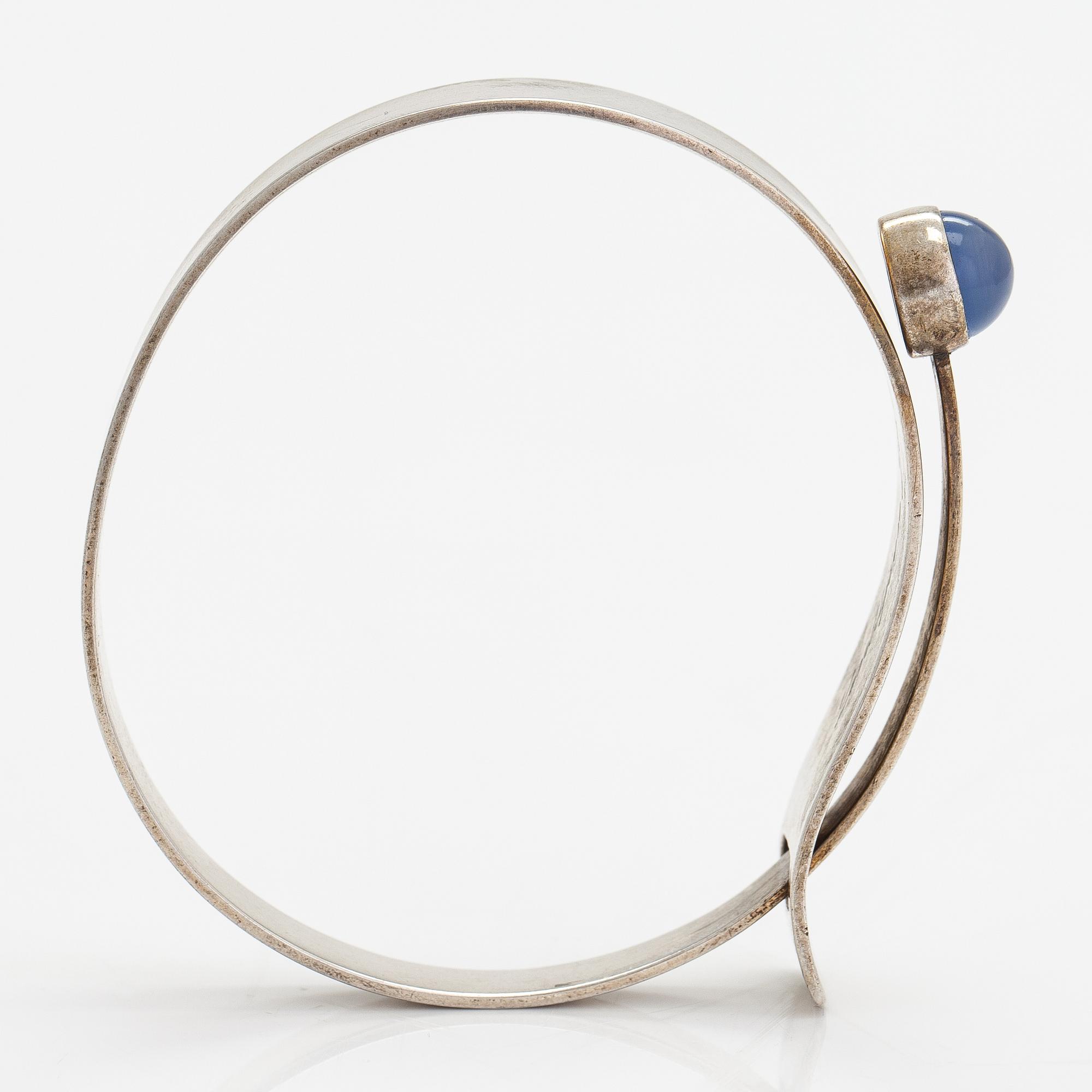 Elis Kauppi, armband, silver och kalcedon. Kupittaan Kulta 1958.