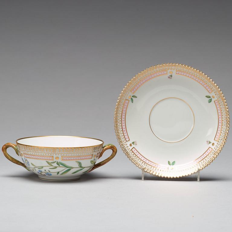 BULJONGKOPPAR med FAT, tre stycken samt FAT, porslin. "Flora Danica", Royal Copenhagen, Danmark, 1900-tal.
