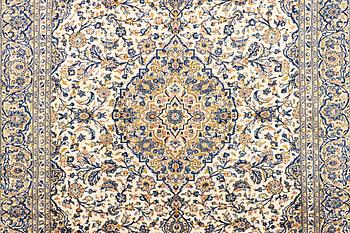 A Kashan carpet, a. 342 x 250 cm.