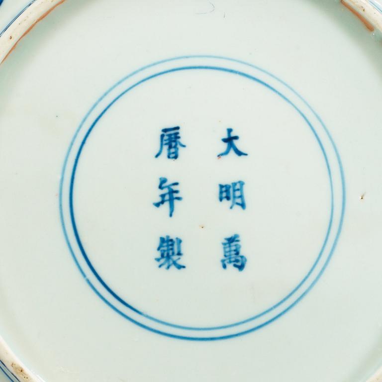SKÅLFAT, porslin. Qing dynastin med Wanlis sex karaktärers märke.