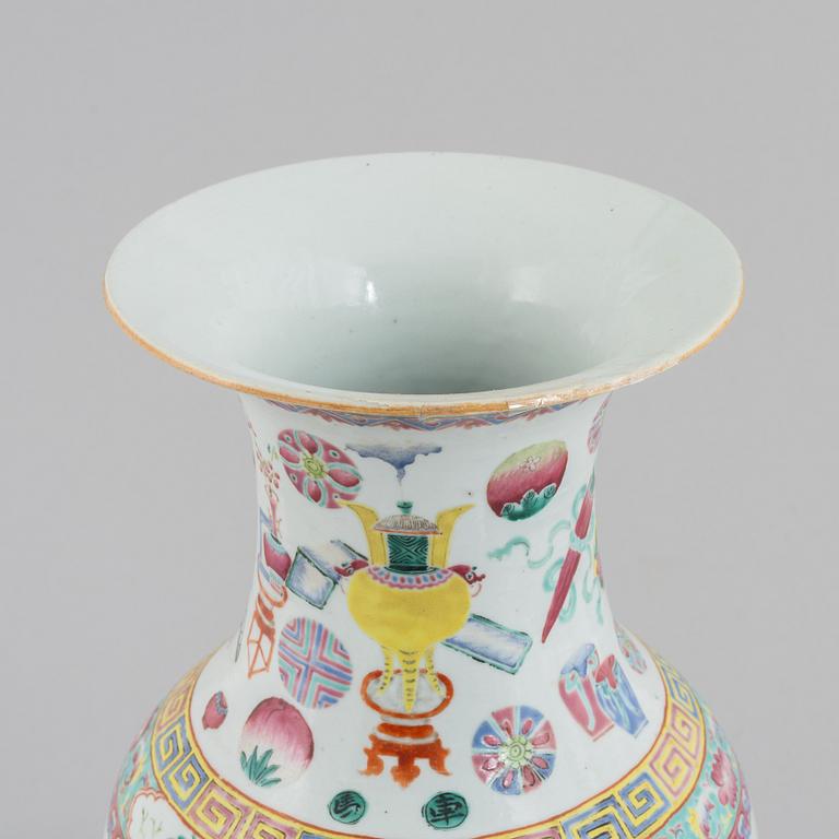A Chinese porcelain vase, late Qing dynasty.