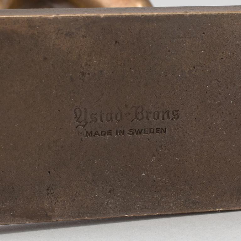 A bronze sculpture "Fritidsflickan" by Stig Blomberg for Ystad Brons.