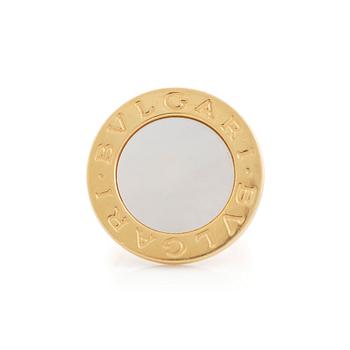 An 18K gold and mother of pearl Bulgari ring.