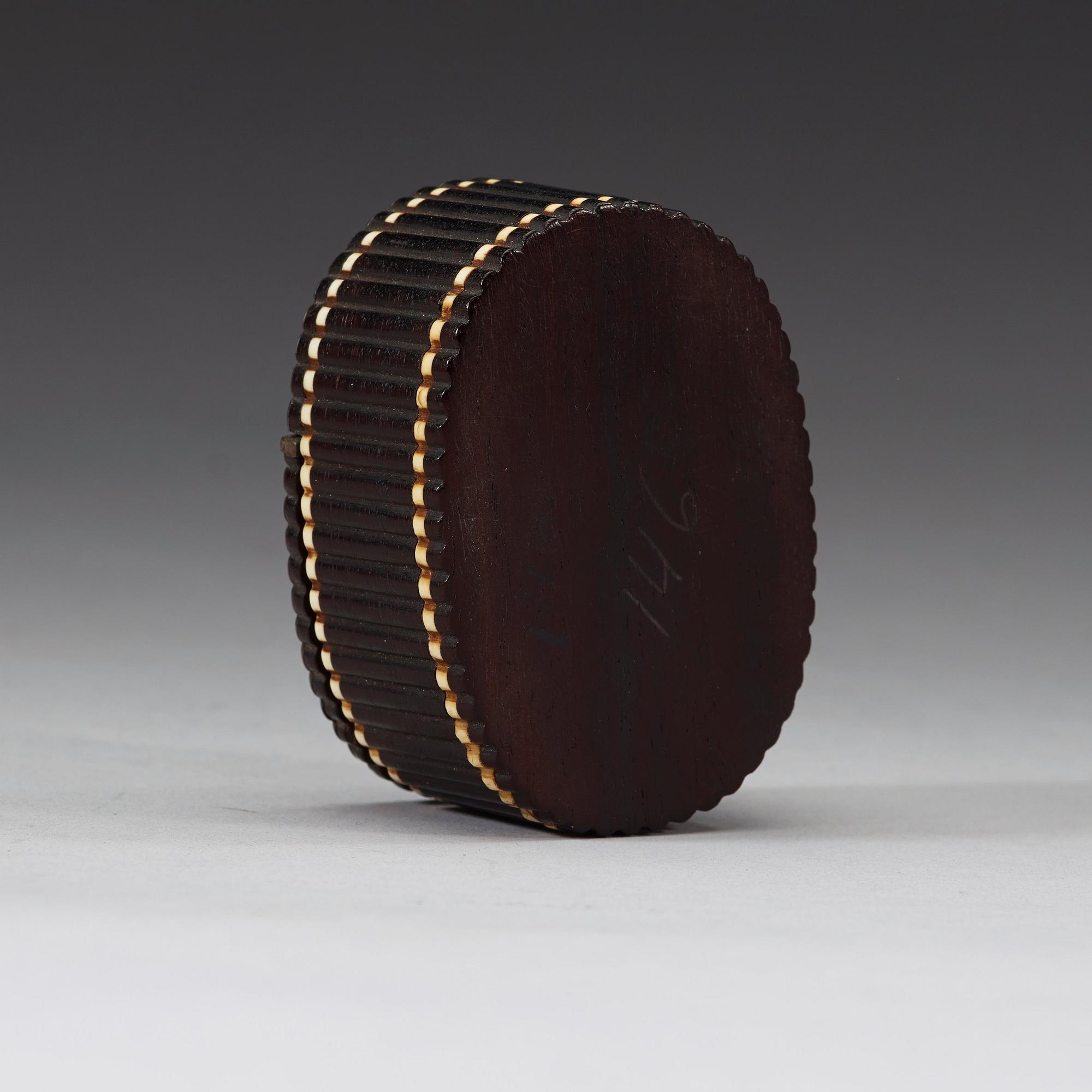 SNUSDOSA, hardwood. Qing dynasti, 1800-tal.