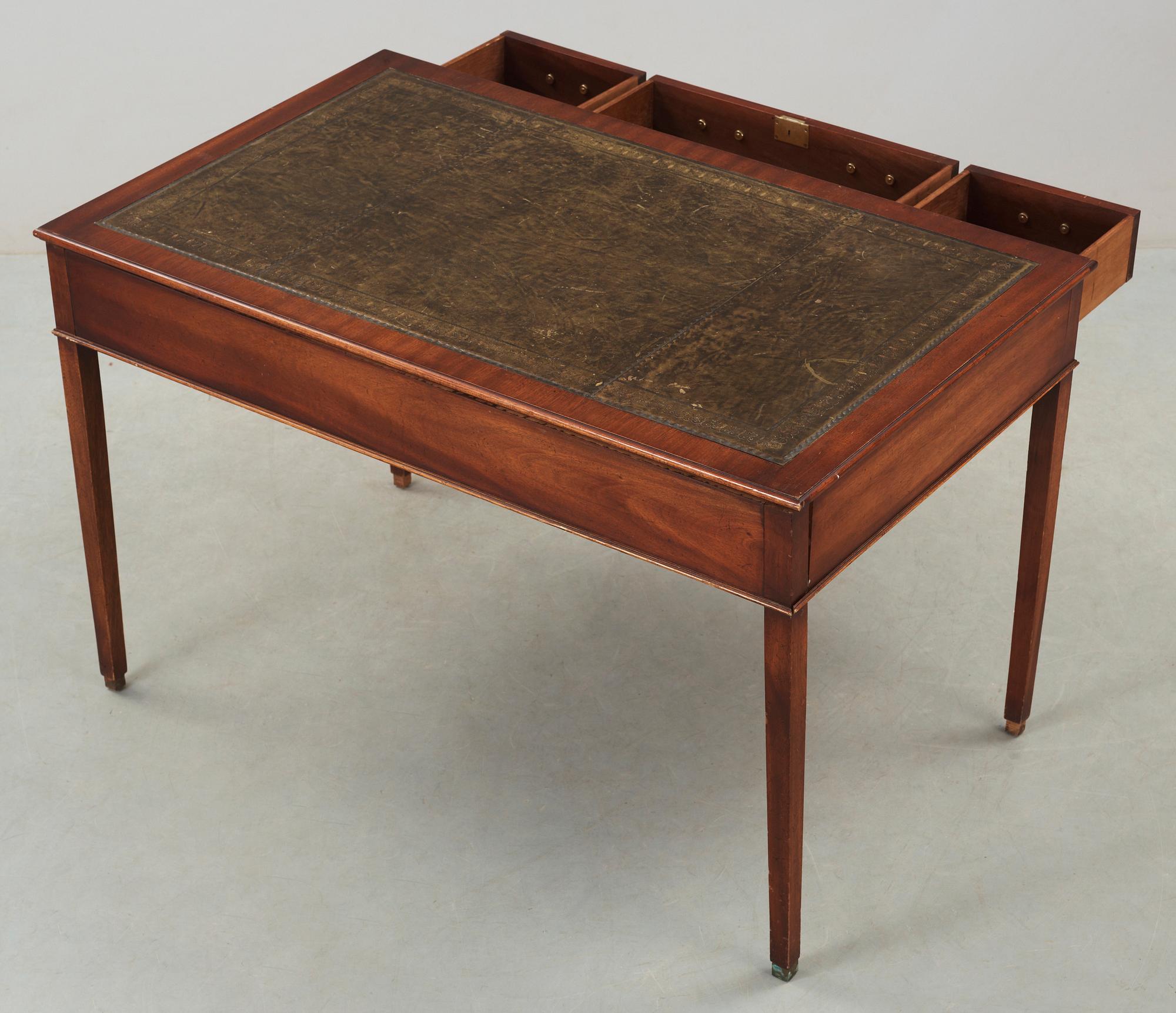 SKRIVBORD samt SKRIVBORDSSTOL, engelsk stil, 1900-talets första hälft.