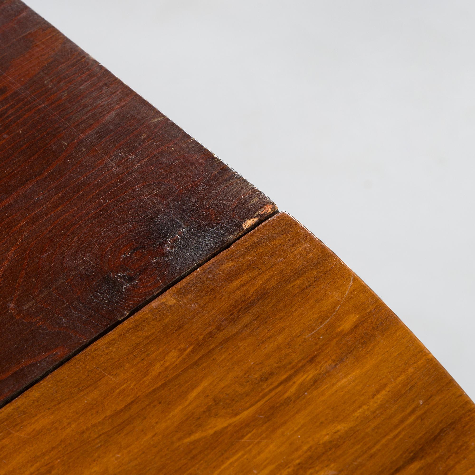 A mahogany dinner table circa 19th century, Georg III.