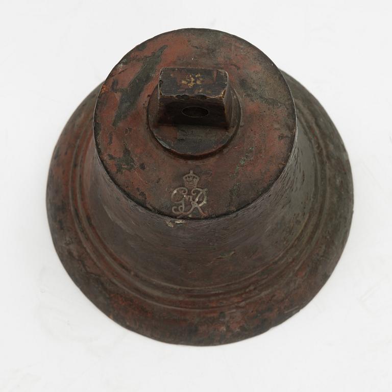 Vällingklocka med George VI av Storbrittaniens monogram, 1900-talets första hälft.