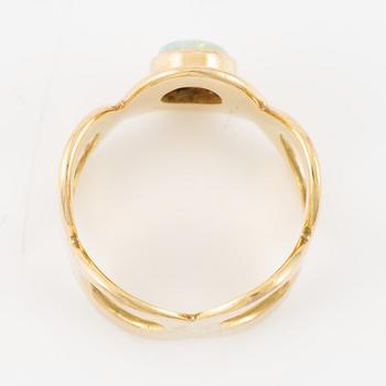 Ring 18K gold with an opal.