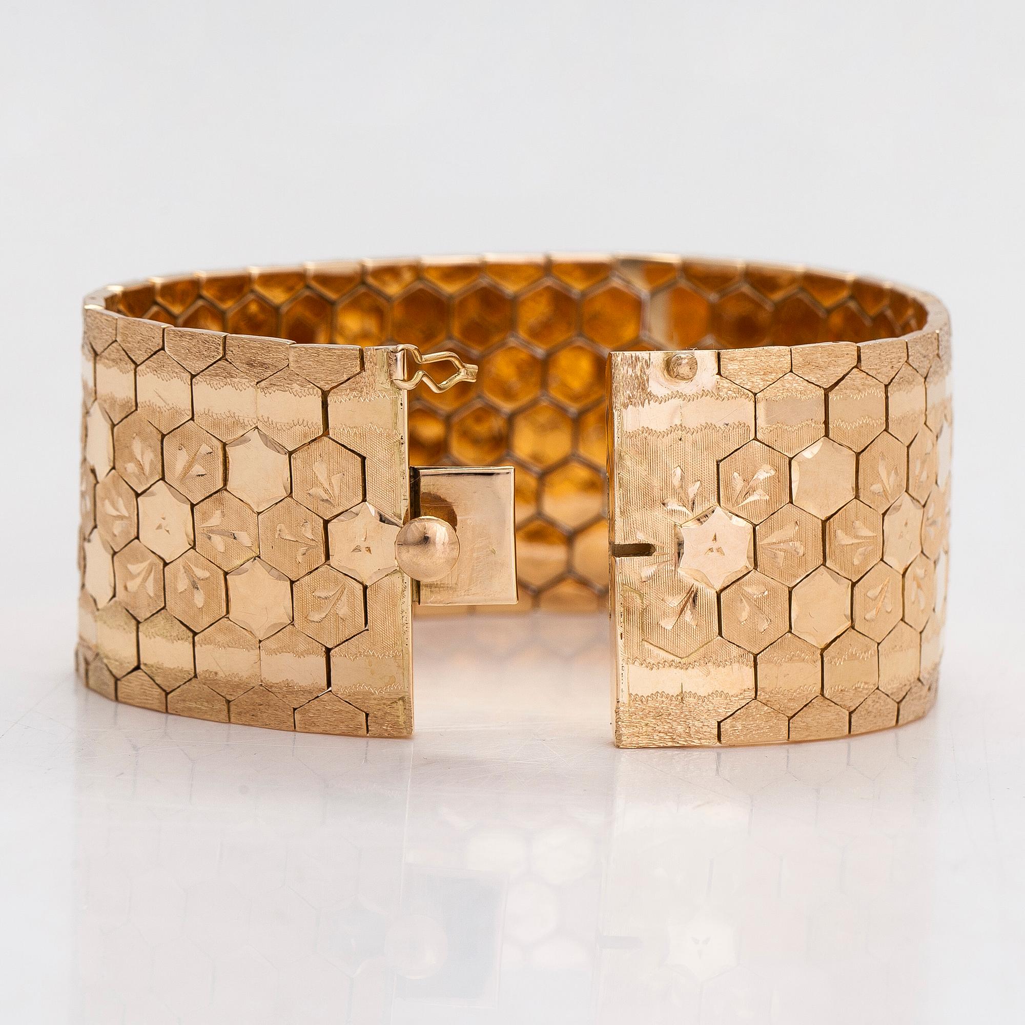 An 18K gold bracelet, Italy.