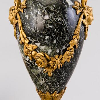 DEKORATIONSURNOR ETT PAR, brons och granit, Ryssland/Frankrike 1800-talets slut.