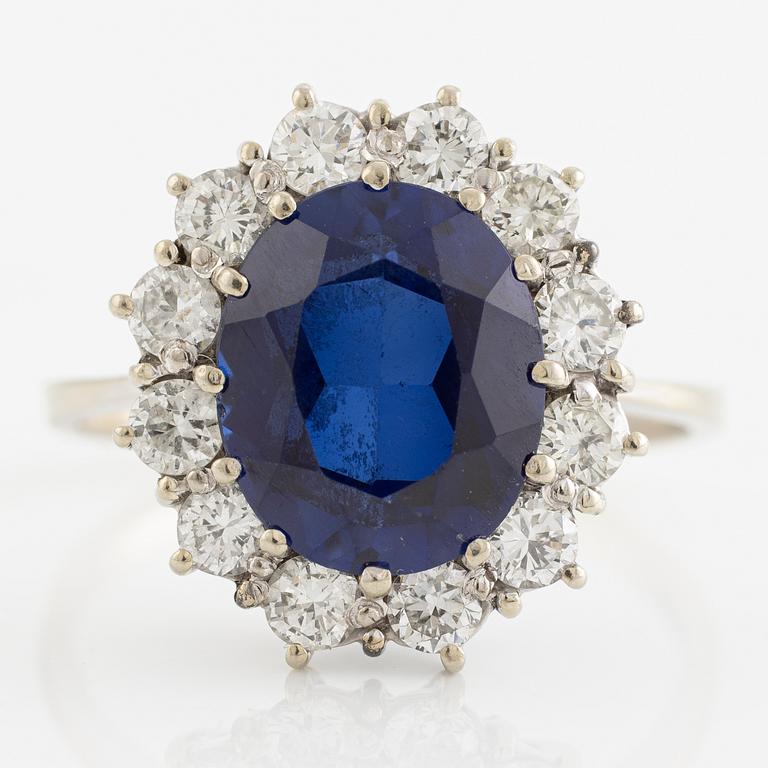 Ring, carmosé, 18K white gold with synthetic sapphire and brilliant-cut diamonds.