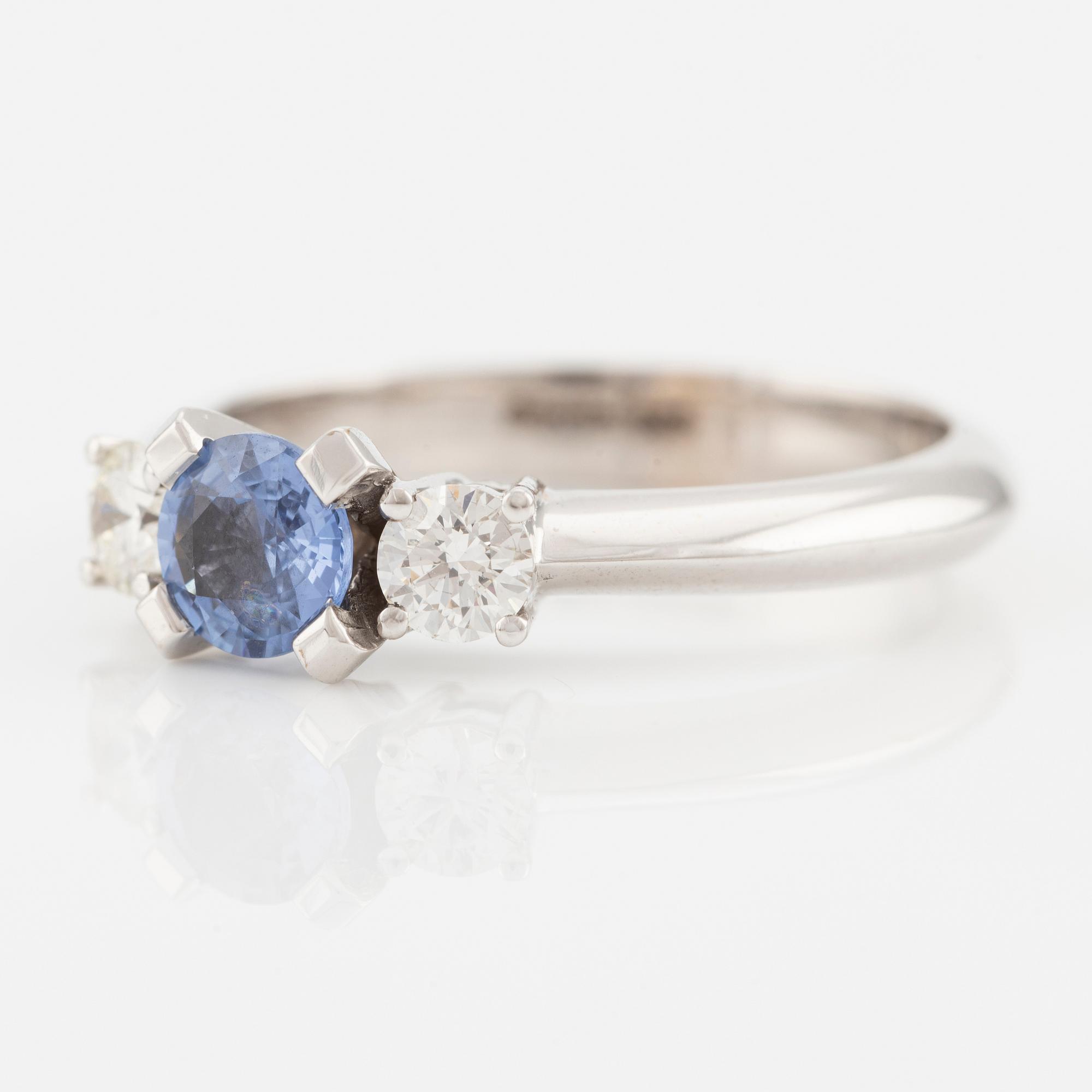 Ring in 14K gold with a faceted sapphire and round brilliant-cut diamonds.