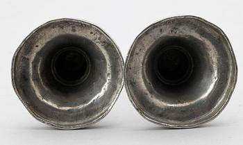 LJUSSTAKAR, ett par, tenn, sengustavianska, omkring år 1800.