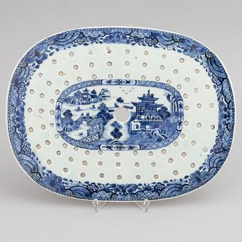 A Chinese blue and white dish with cover, tureen with cover, a strainer and a dish, Qing dynasty, Qianlong and Jiaqing.