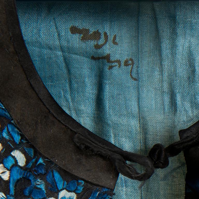 TAKKI, kirjailtua silkkiä, Kiina 1900-luku.