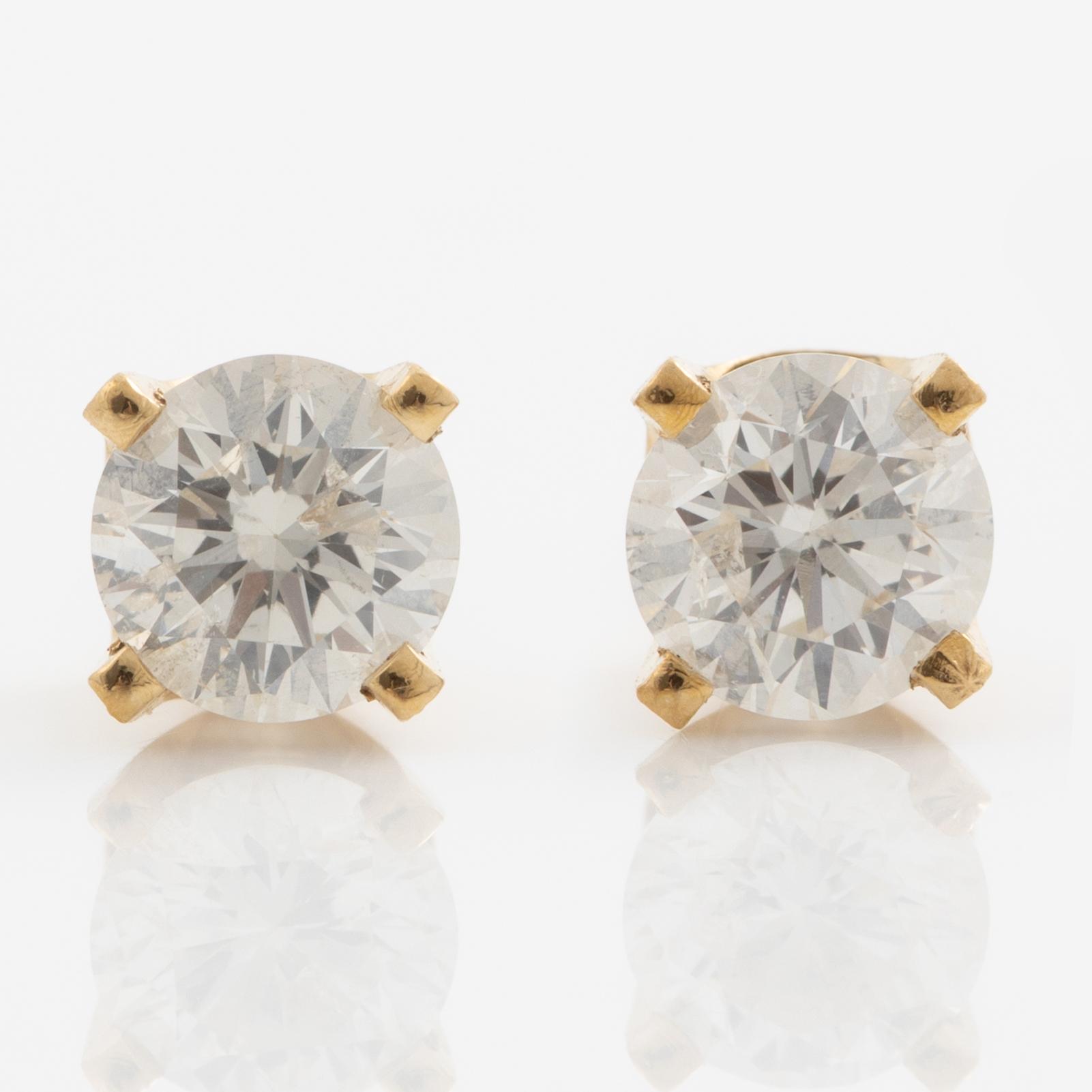 Earrings, a pair, gold with brilliant-cut diamonds.